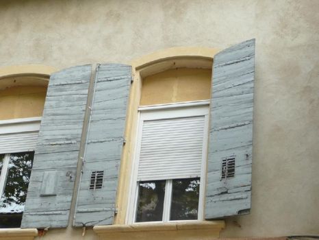 Le charme des vieux volets provençaux